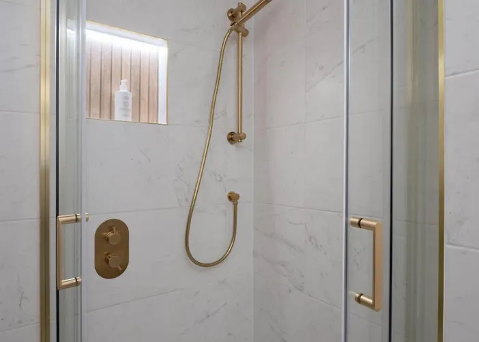 Дом отдыха Newly Renovated 3 Bedroom Modern House