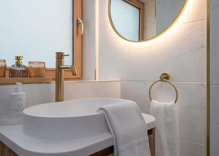 Newly Renovated 3 Bedroom Modern House Дом отдыха