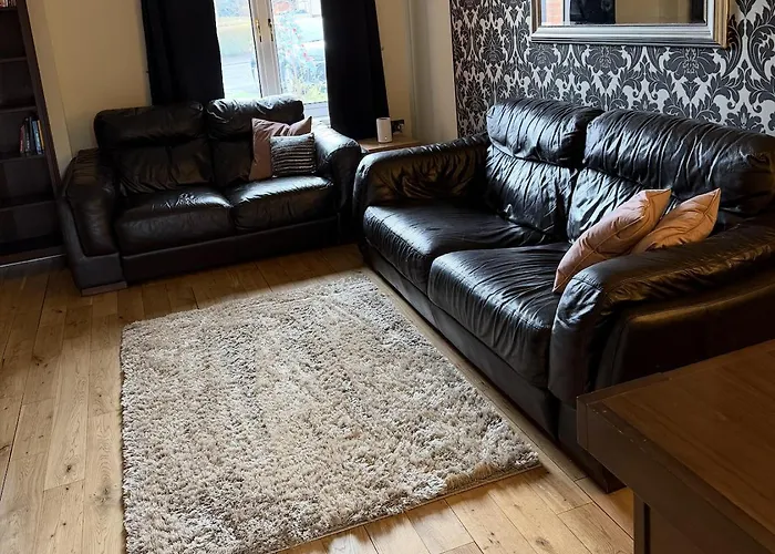 - Entire House - Free Parking , Free Super Fast Wifi , Private Garden & Parking Security Вилла