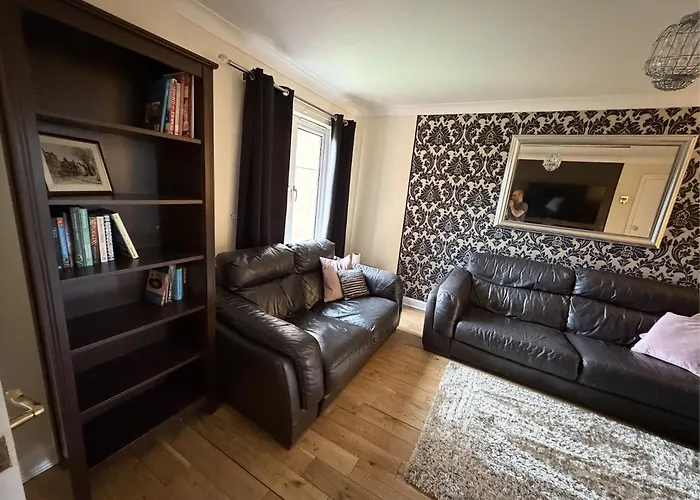 - Entire House - Free Parking , Free Super Fast Wifi , Private Garden & Parking Security Вилла Глазго