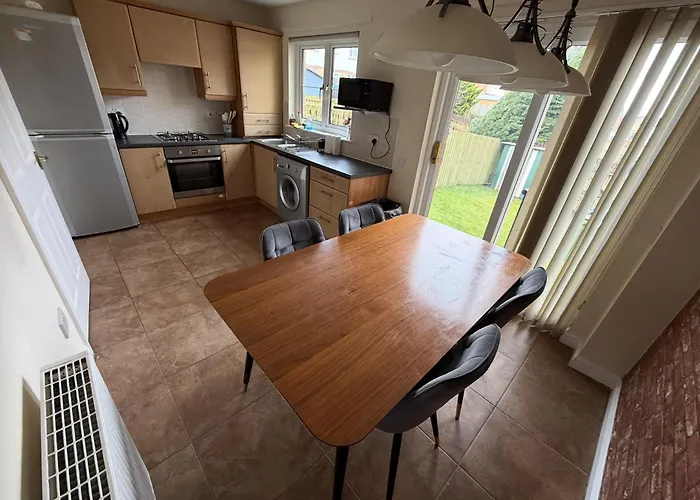 - Entire House - Free Parking , Free Super Fast Wifi , Private Garden & Parking Security Вилла