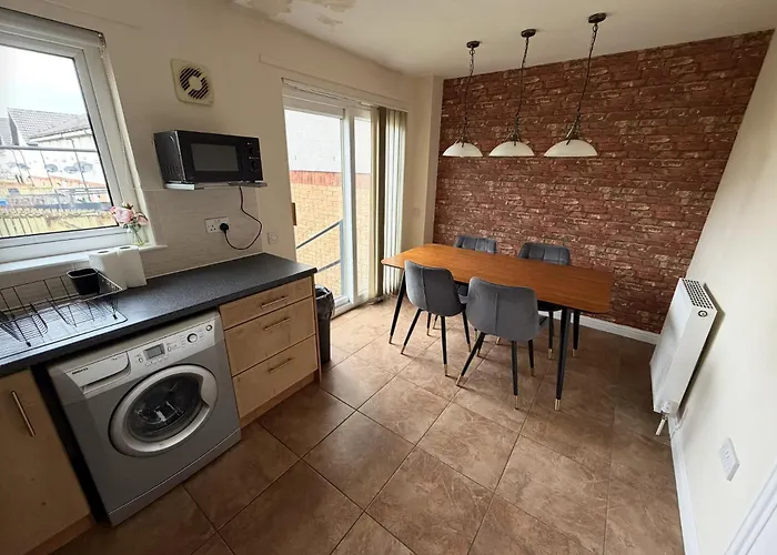 Вилла - Entire House - Free Parking , Free Super Fast Wifi , Private Garden & Parking Security *