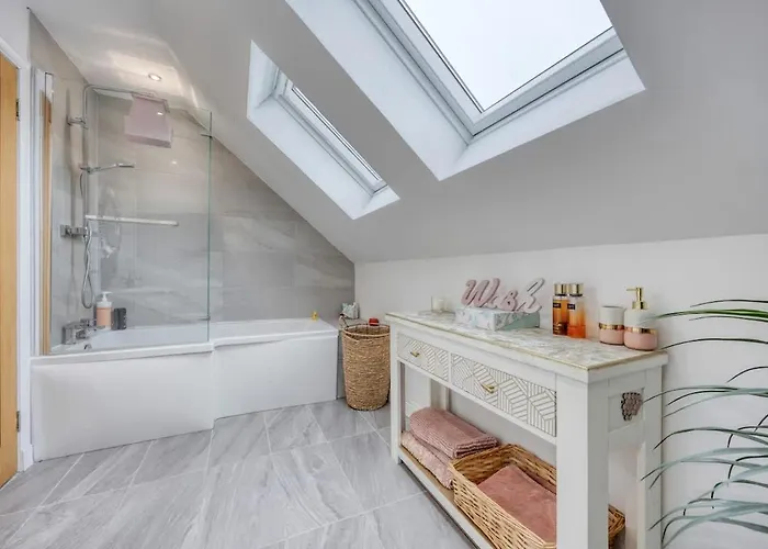 Beautiful 4 Bed Sandstone