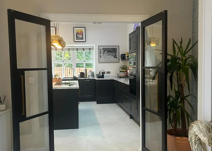 Beautiful 4 Bed Sandstone *