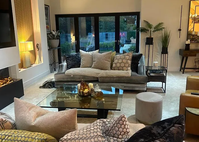 Beautiful 4 Bed Sandstone * Glasgow