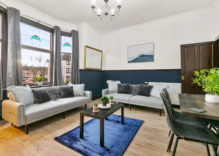 Free Parking - Sleeps 6 - 2 Bedrooms - Great Transport Links