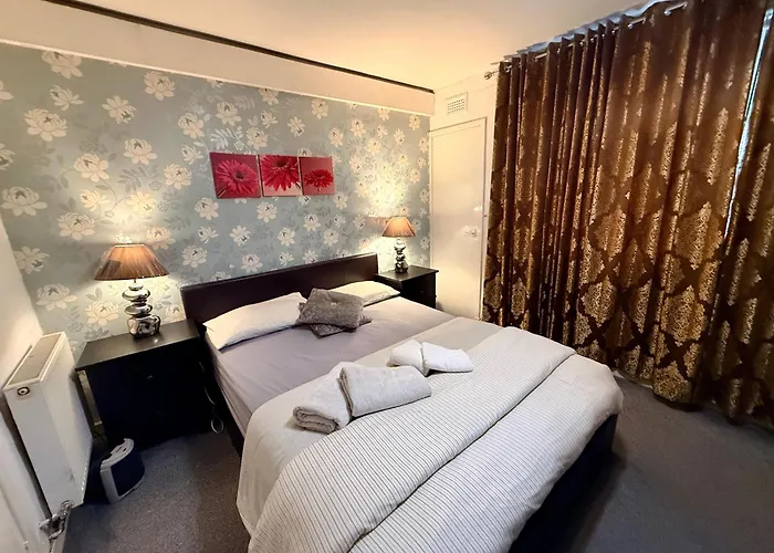 Likewise Modern Two Bedrooms For 4 In Area Apartament