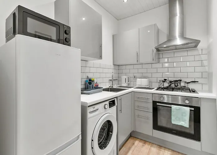 Free Parking - Sleeps 6 - 2 Bedrooms - Great Transport Links *