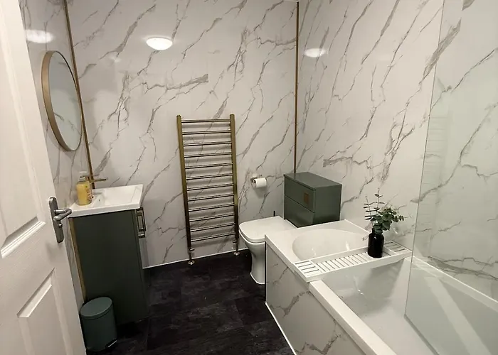 Modern 2 Bedroom Ground Floor Near Centre *