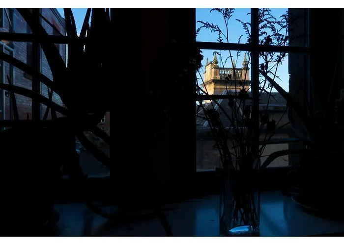 Beautifully Kept Mezzanine Flat ★school Of Art★