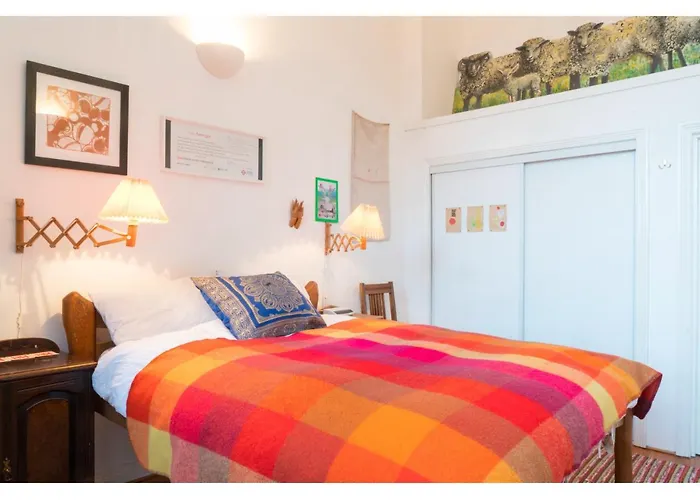 Beautifully Kept Mezzanine Flat ★school Of Art★ *