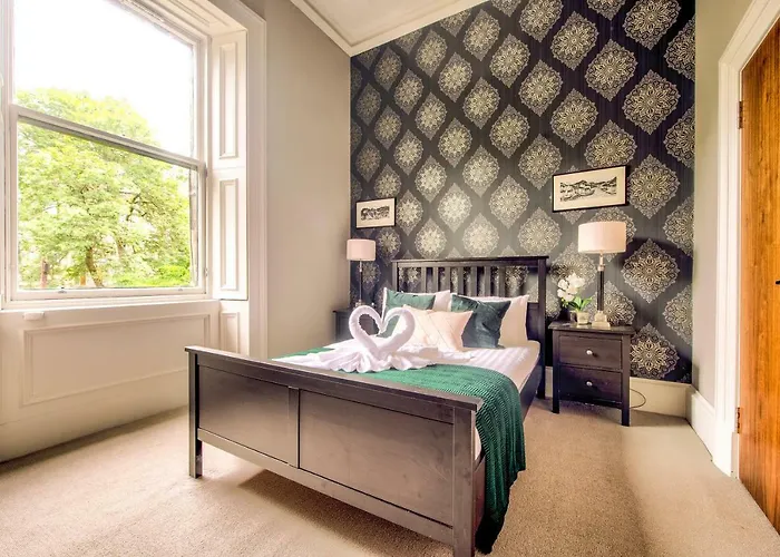 32 Victoria Crescent Road Glasgow