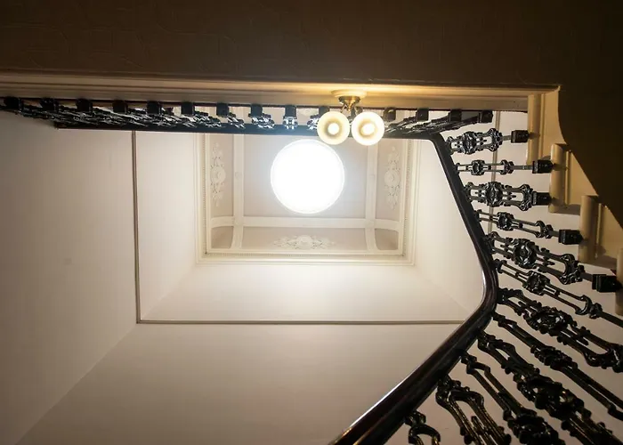 32 Victoria Crescent Road アパート