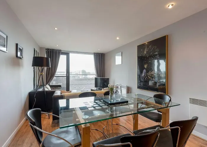 Modern Riverfront Apt. 10 Mins From Hydro/secc * غلاسغو