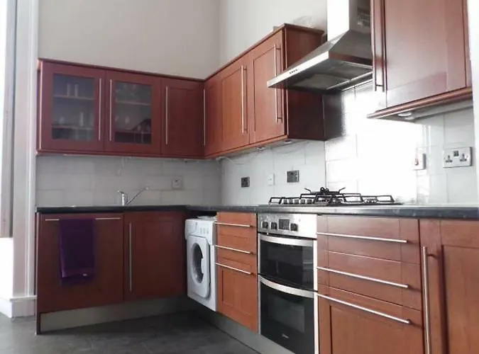 West End - Stunning, Spacious, 3 Bedroom, Main Door Flat With Private Parking Глазго