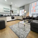 Exquisite 2br Flat Near Train Station