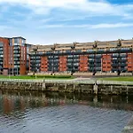 아파트 Centre G1 Penthouse With Riverviews - Duplex - 4 Bedrooms, 3 Bathrooms, Kitchen, 1 Living Room, 1 Dining Room, 2 Terraces, Parking, Floor, 2050 Sq Ft, Merchant *