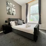 Exquisite 2br Flat Near Train Station Appartement *