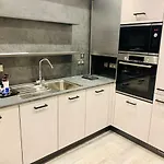別荘 Executive Triplex House, 3 Bedroom 3 Bathrooms 1 Living Kitchen - Huge Terrace For Master Bedroom - Private E Parking Lez Congestion Zone Free - Garden - 5 Mins Drive To Centre Station