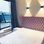 아파트 Centre G1 Penthouse With Riverviews - Duplex - 4 Bedrooms, 3 Bathrooms, Kitchen, 1 Living Room, 1 Dining Room, 2 Terraces, Parking, Floor, 2050 Sq Ft, Merchant