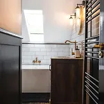 The West End Loft - 5* Retreat - Private Parking! *