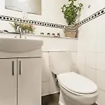 Spacious 2-bedroom Main Door With Private Parking Appartement
