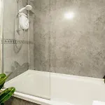 Appartement Spacious 2-bedroom Main Door With Private Parking Glasgow