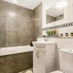 Spacious 2-bedroom Main Door With Private Parking Glasgow