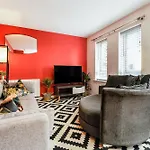 Spacious 2-bedroom Main Door With Private Parking Appartement *