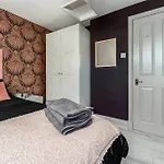 The Rose- Stylish Penthouse 2 Bed Centre With Free Parking & Lift Glasgow