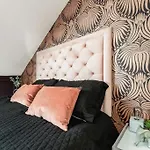 The Rose- Stylish Penthouse 2 Bed Centre With Free Parking & Lift