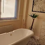 منزل للإقامة Luxurious With A Private Bathtub And Shared Toilet And Kitchen 10mins From Centre *