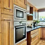 Two Bedroom Maisonette In The Heart Of The West End Lägenhet