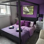 Gadsby Manor Homestay *