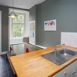 Modern, Light-filled And Sleek West End Daire *