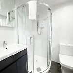 Newly Refurbished 公寓 *