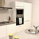 Byevo Almar - Close To And Airport - Perfect For Contractors Or Large Groups