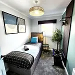 Urban 4br House - Central-free Parking-no Party Holiday home