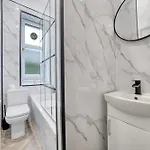 3br Flat Near Maryhill Park And West End With Parking 아파트