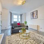 아파트 3br Flat Near Maryhill Park And West End With Parking *