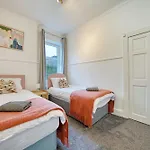 3br Flat Near Maryhill Park And West End With Parking 아파트