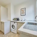 아파트 3br Flat Near Maryhill Park And West End With Parking *