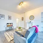 아파트 3br Flat Near Maryhill Park And West End With Parking