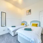 3br Flat Near Maryhill Park And West End With Parking 아파트 *