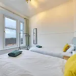 아파트 3br Flat Near Maryhill Park And West End With Parking 글라스고