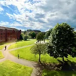Garden-view 2br - Free Parking & Wifi Appartamento Glasgow