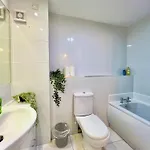 Garden-view 2br - Free Parking & Wifi Appartamento *