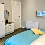 Byevo Almar - Close To And Airport - Perfect For Contractors Or Large Groups *