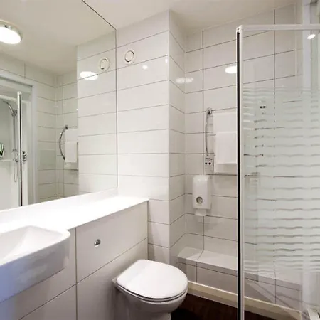 Premier Braehead Hotel 3*