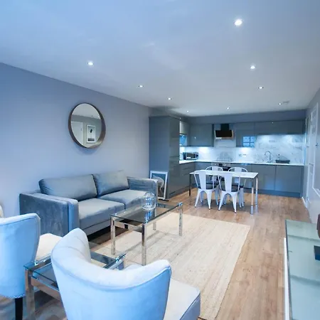 Stunning 2 Bed Merchant With Residents Parking *